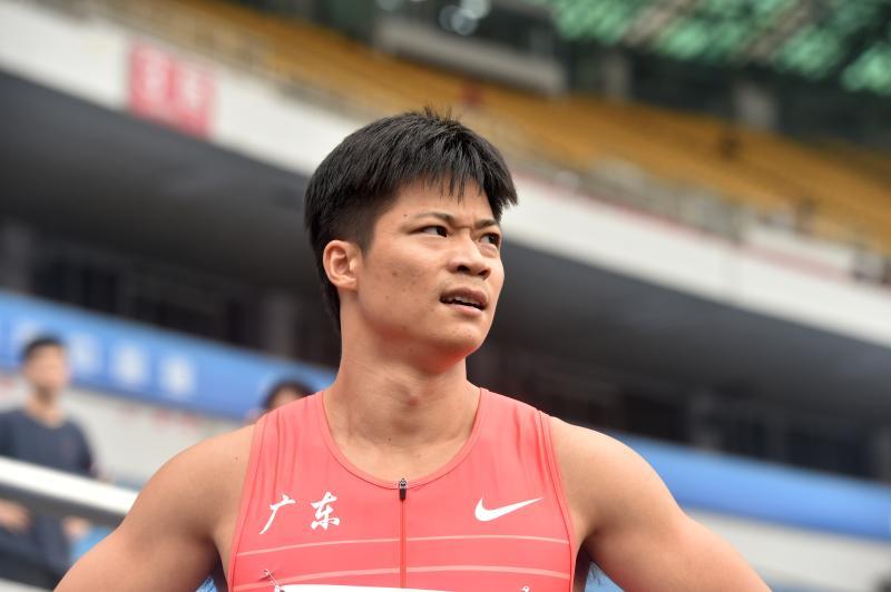 曼联在比赛中受伤退赛，苏炳添主帅表示担忧